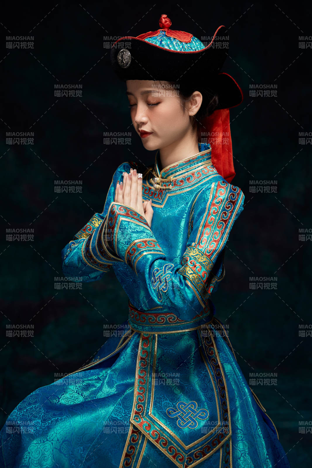 穿着蒙古族服饰的亚洲青年女性图片