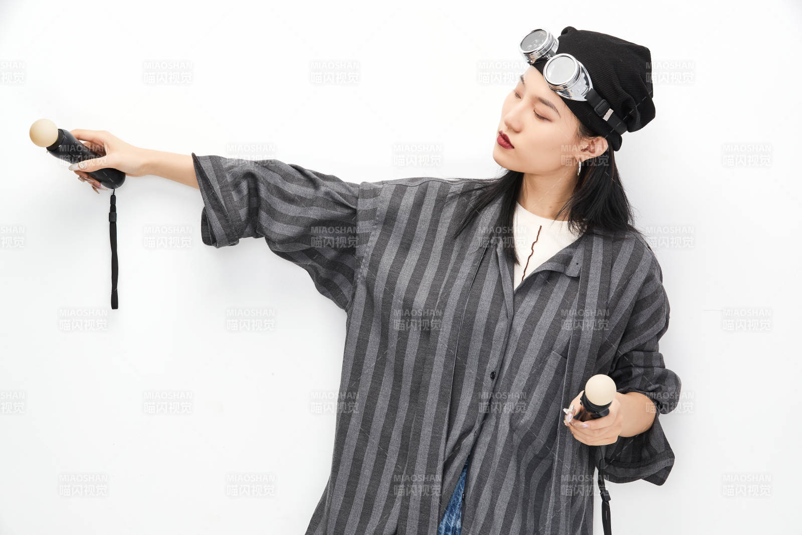 手持电子游戏操控器的亚洲少女图片