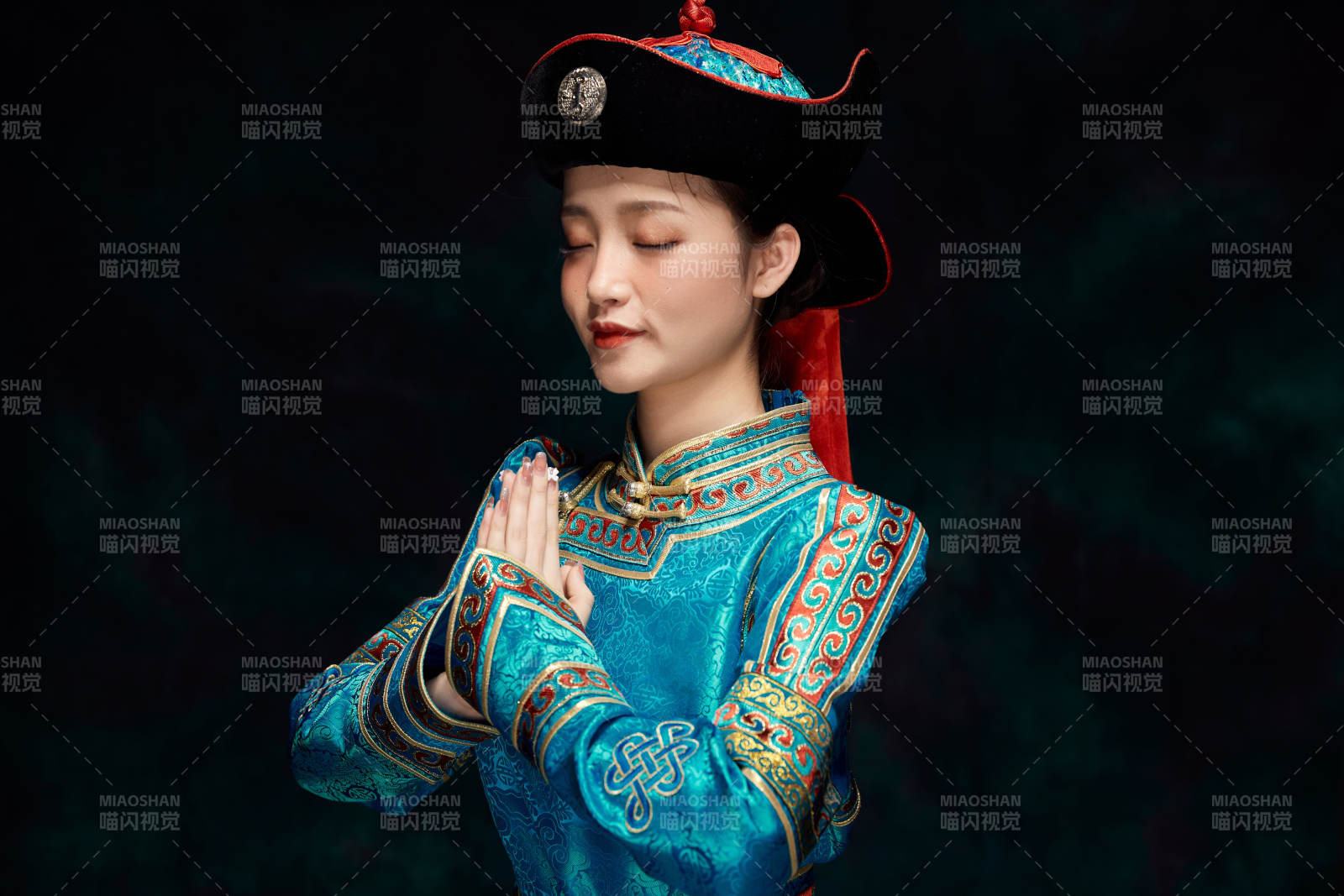 穿着蒙古族服饰的亚洲青年女性图片