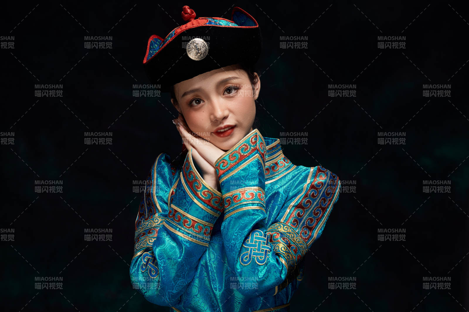 穿着蒙古族服饰的亚洲青年女性图片