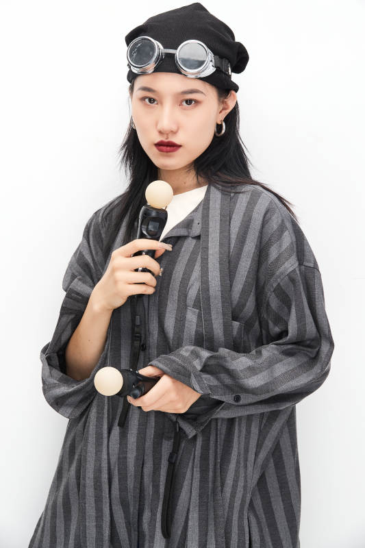 手持电子游戏操控器的亚洲少女图片