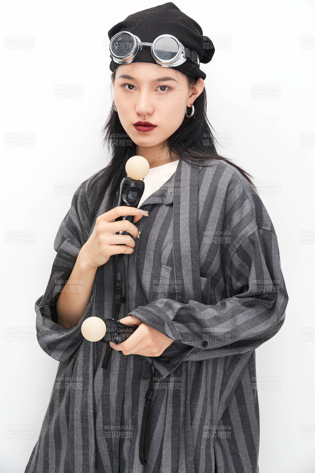 手持电子游戏操控器的亚洲少女图片