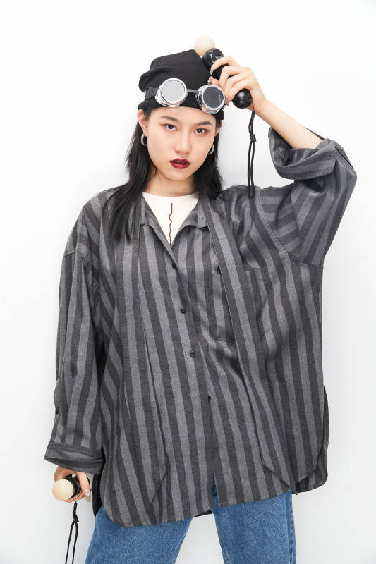 手持电子游戏操控器的亚洲少女图片