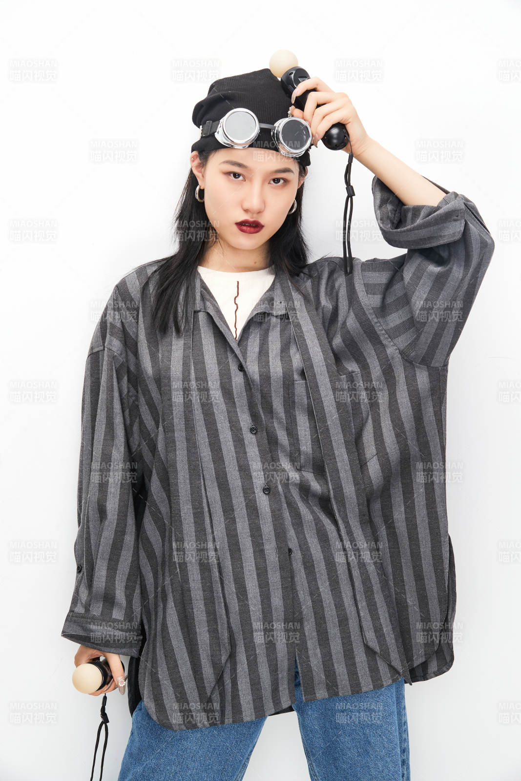 手持电子游戏操控器的亚洲少女图片