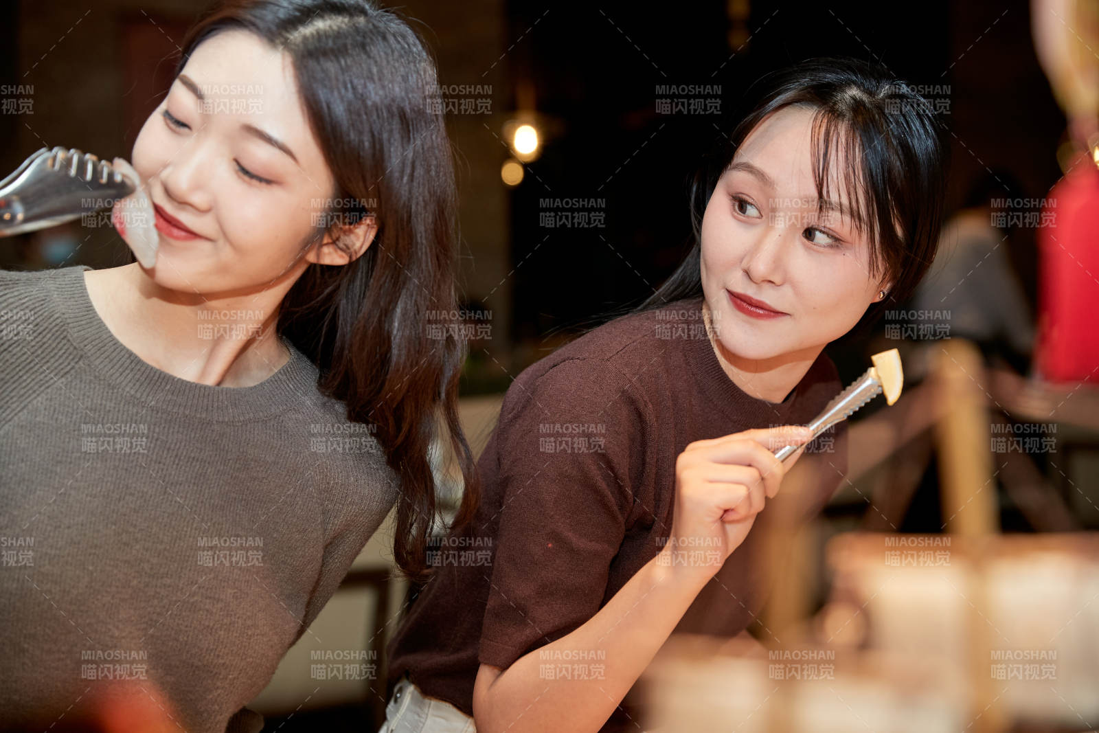 在酒店自助餐厅大吃特吃的亚洲可爱闺蜜少女图片