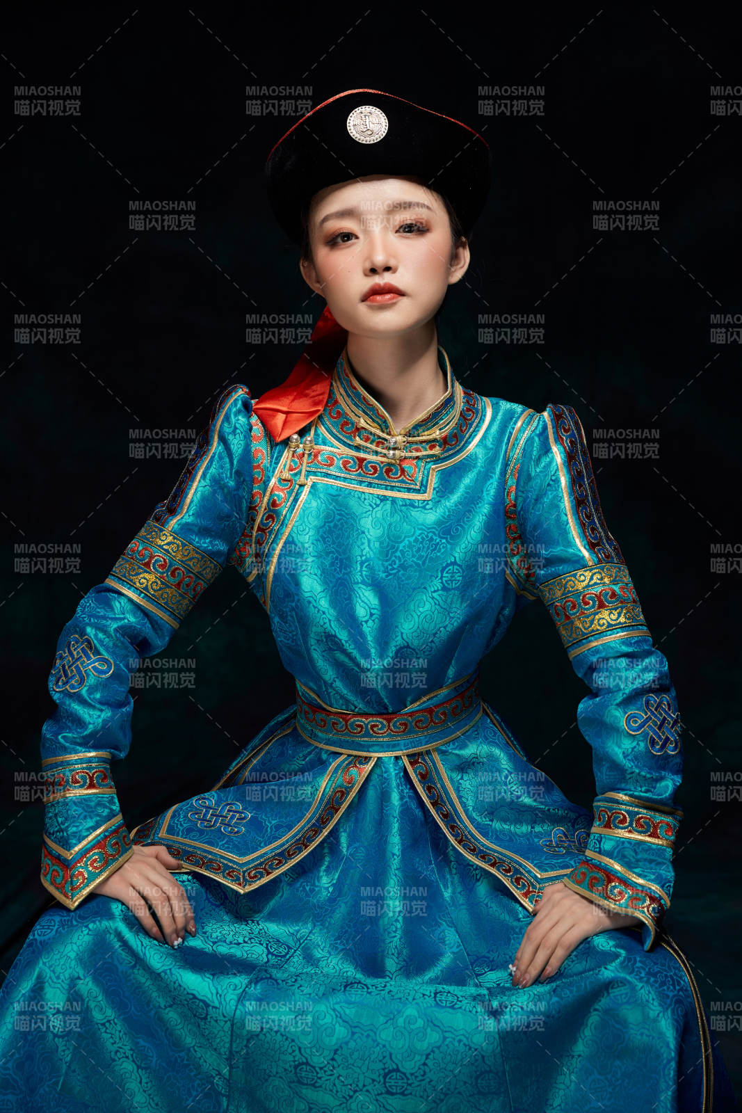 穿着蒙古族服饰的亚洲青年女性图片