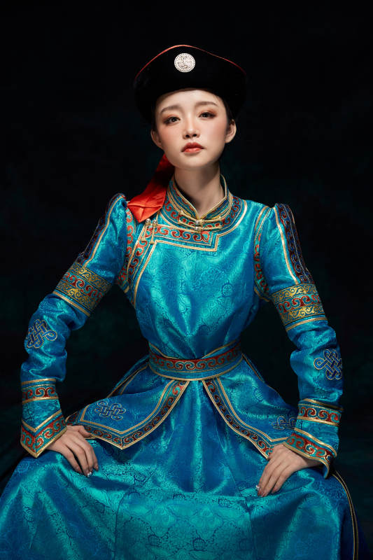 穿着蒙古族服饰的亚洲青年女性图片