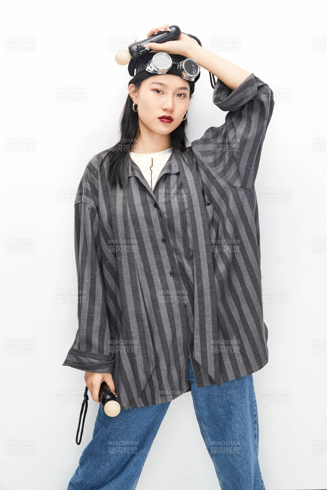 手持电子游戏操控器的亚洲少女图片