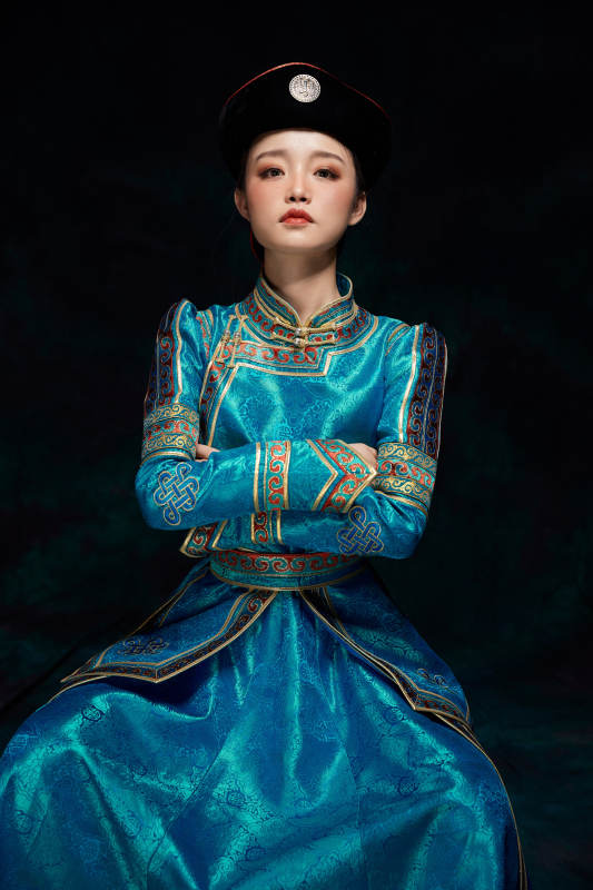 穿着蒙古族服饰的亚洲青年女性图片