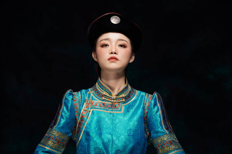 穿着蒙古族服饰的亚洲青年女性图片