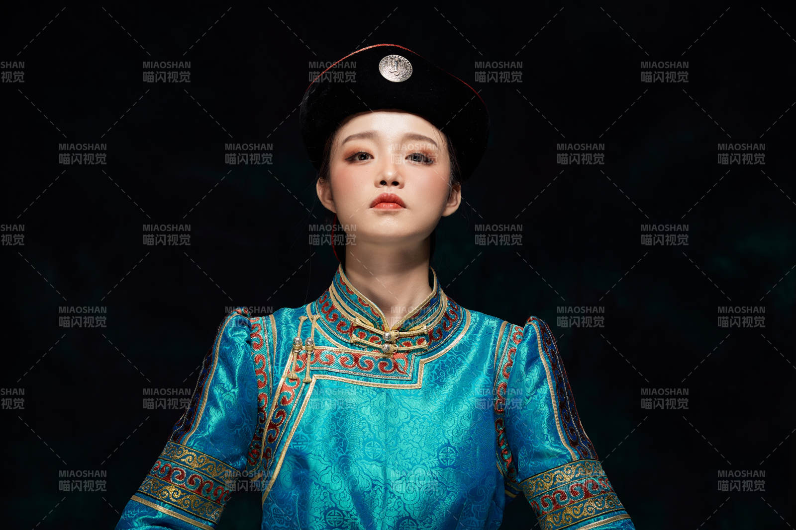 穿着蒙古族服饰的亚洲青年女性图片