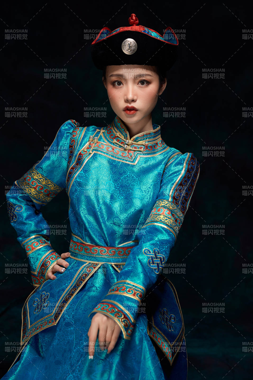 穿着蒙古族服饰的亚洲青年女性图片