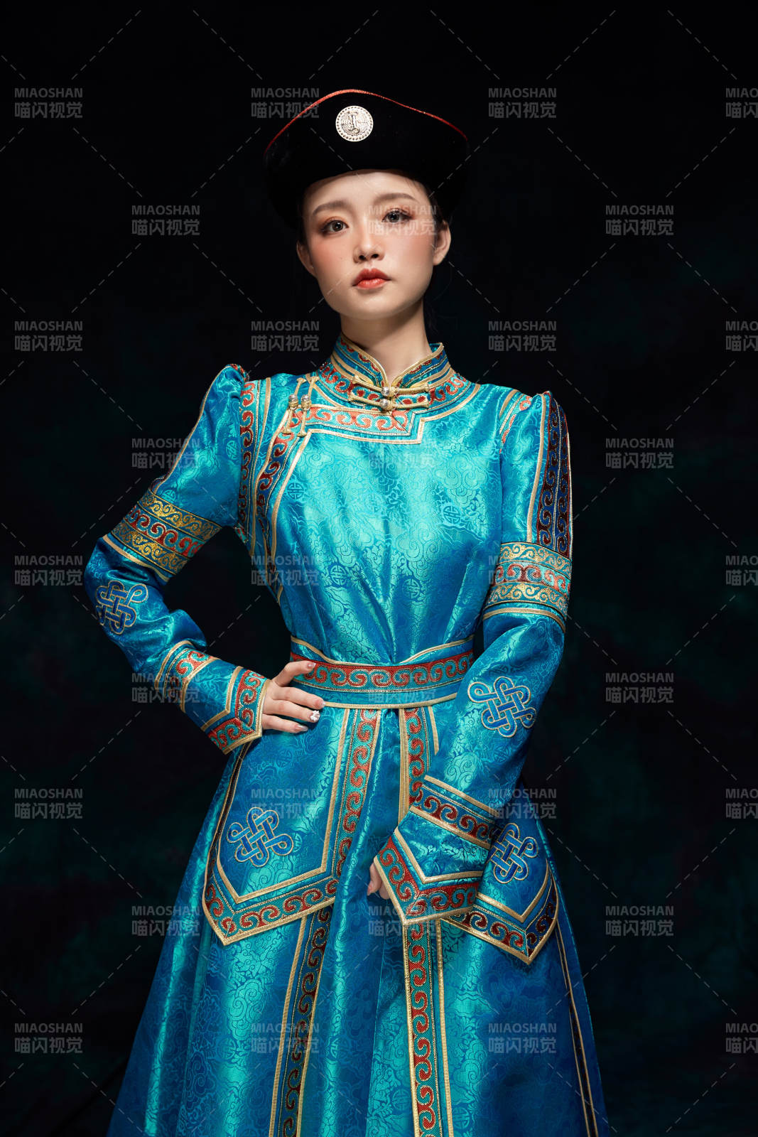 穿着蒙古族服饰的亚洲青年女性图片