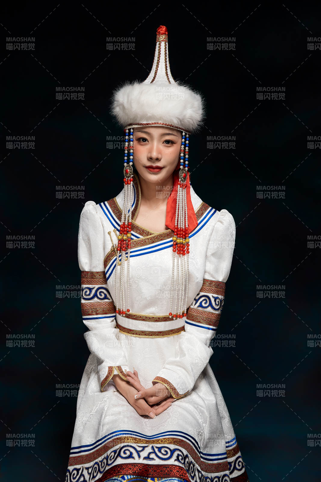 穿着蒙古族服饰的亚洲青年女性图片