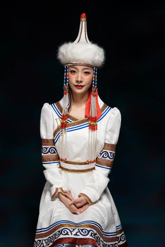 穿着蒙古族服饰的亚洲青年女性图片