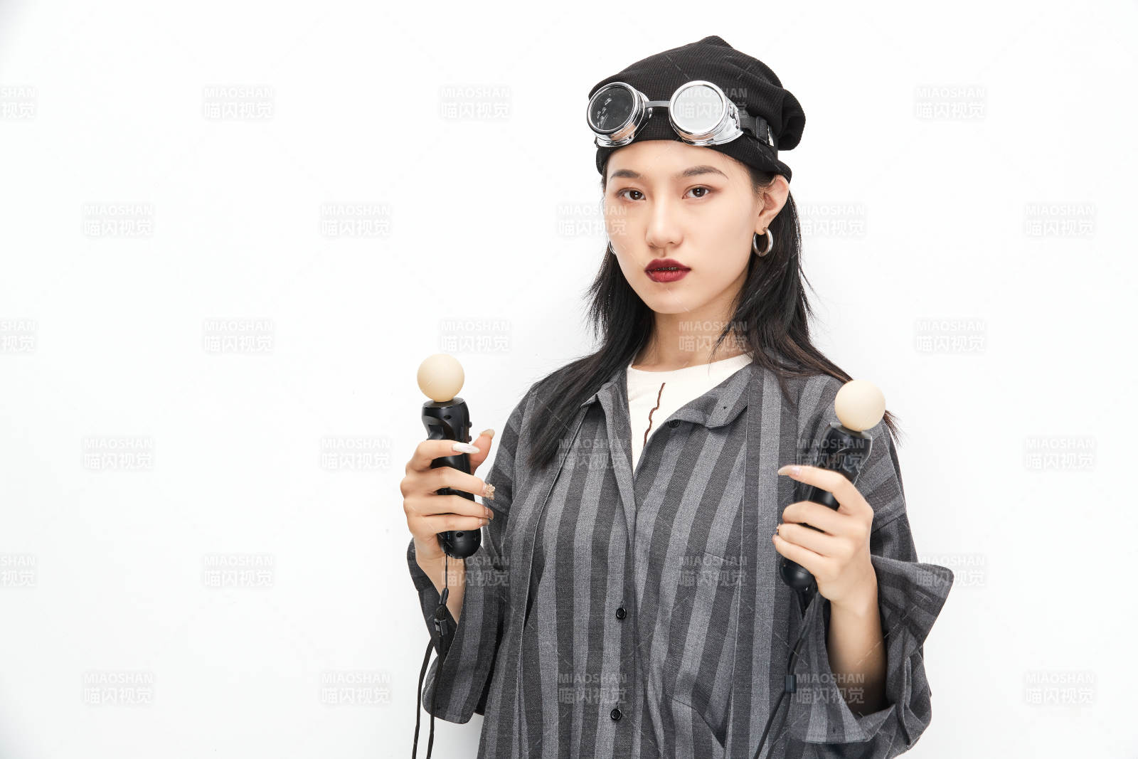 手持电子游戏操控器的亚洲少女图片