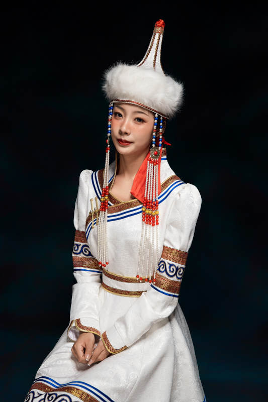 穿着蒙古族服饰的亚洲青年女性图片