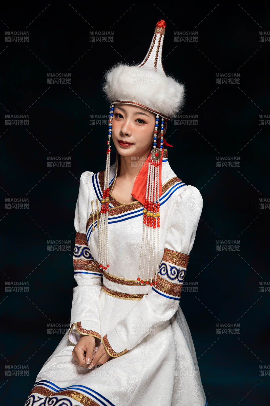 穿着蒙古族服饰的亚洲青年女性图片