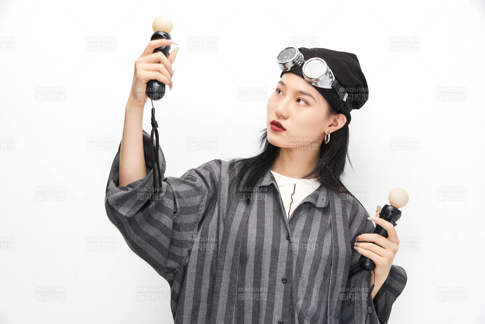 手持电子游戏操控器的亚洲少女图片