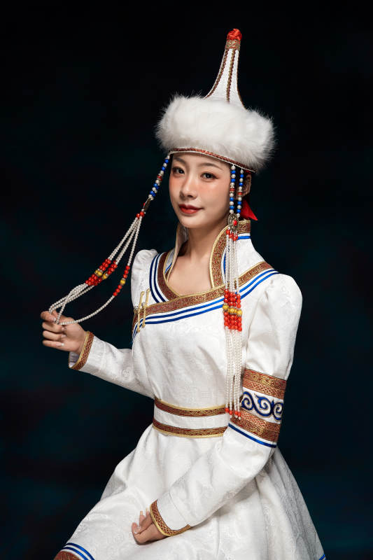 穿着蒙古族服饰的亚洲青年女性图片