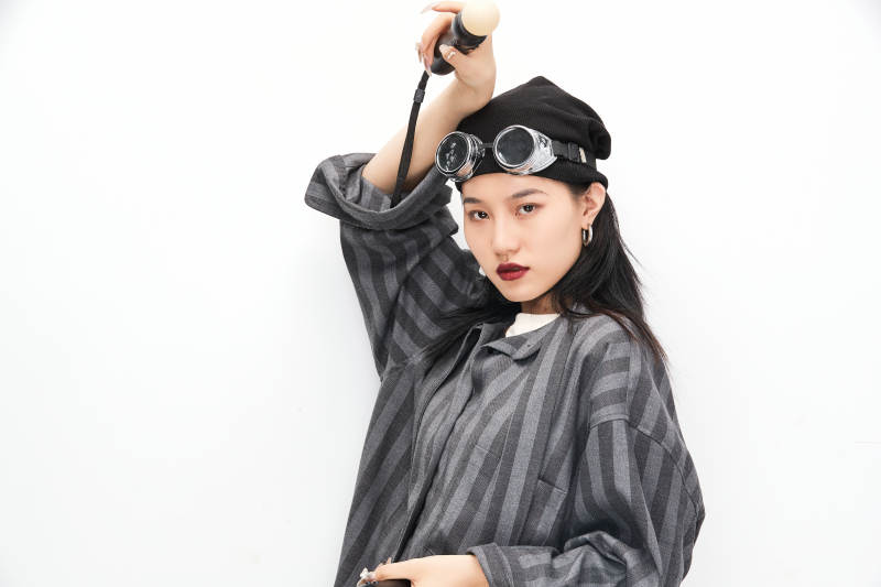 手持电子游戏操控器的亚洲少女图片