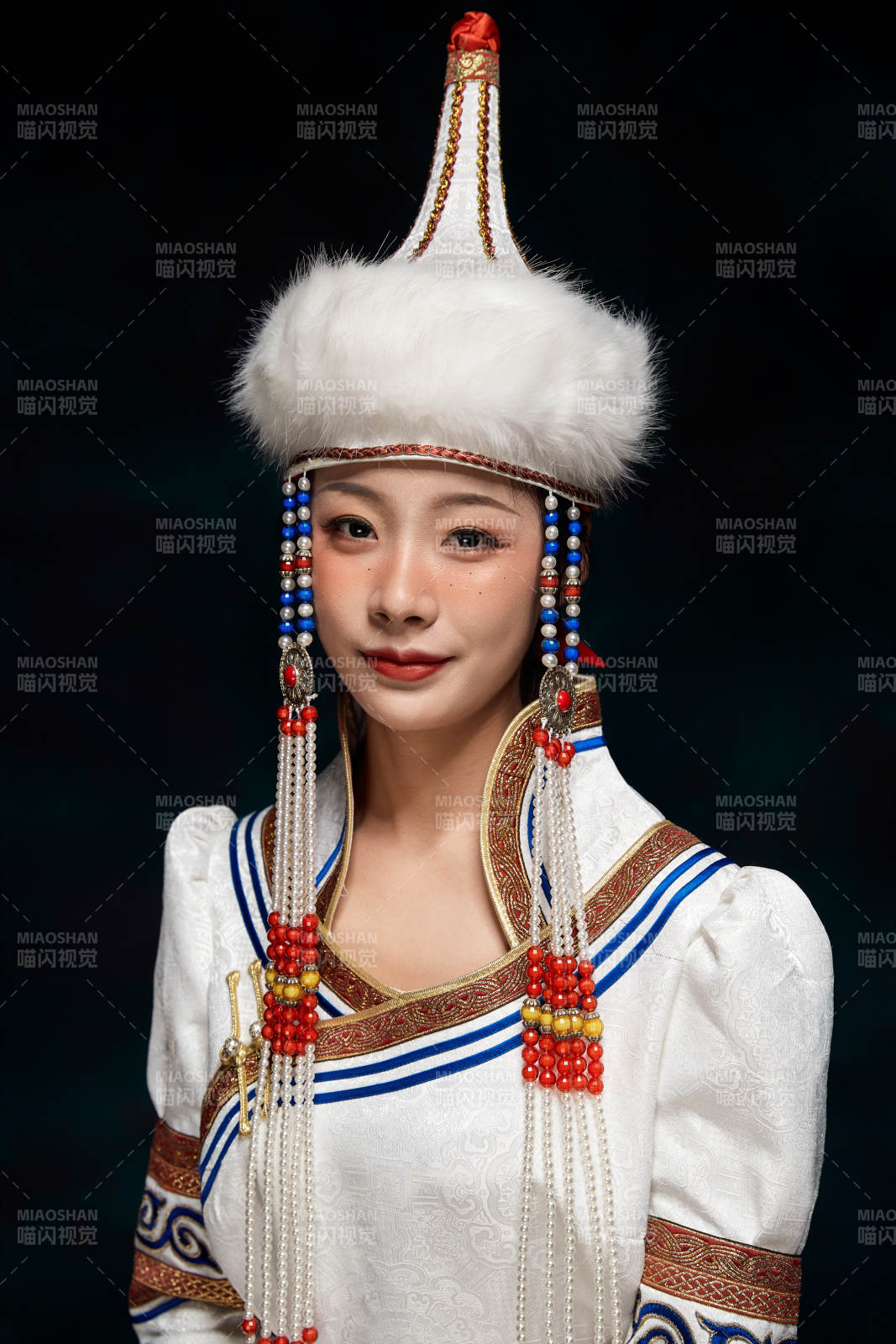 穿着蒙古族服饰的亚洲青年女性图片