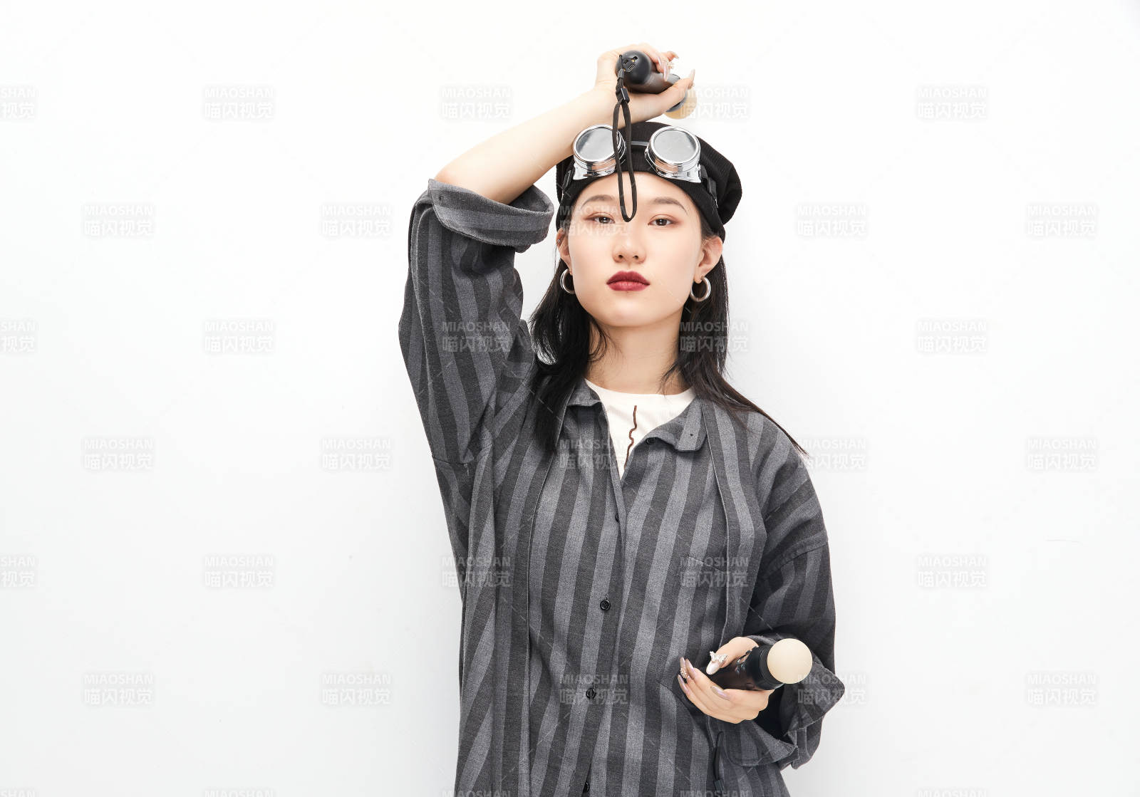 手持电子游戏操控器的亚洲少女图片