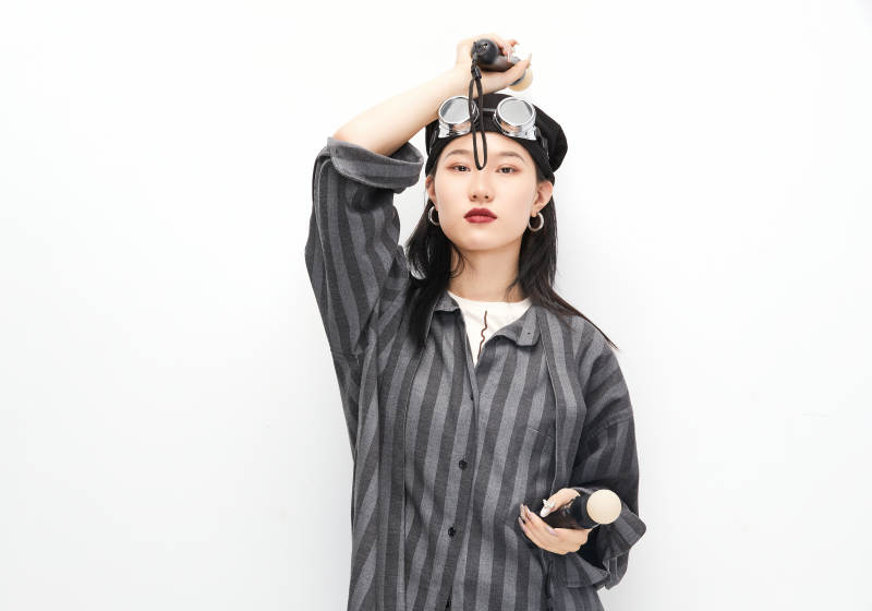 手持电子游戏操控器的亚洲少女图片