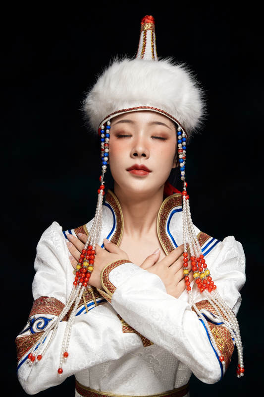 穿着蒙古族服饰的亚洲青年女性图片