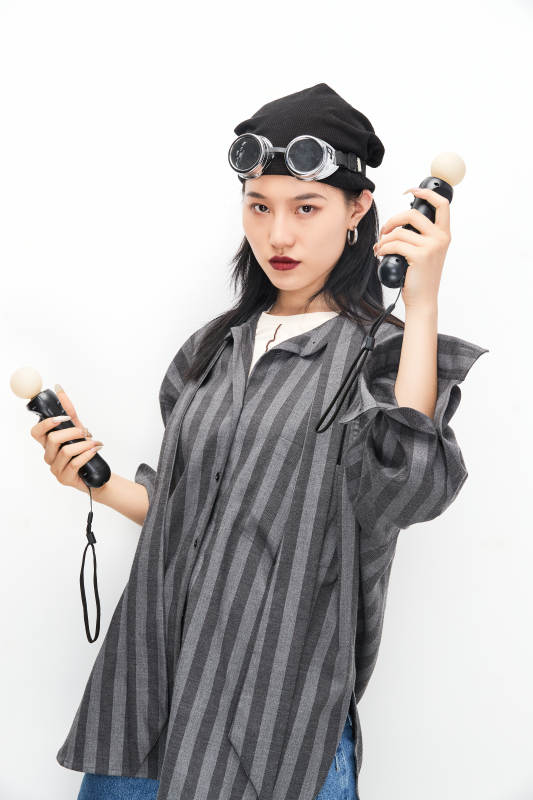 手持电子游戏操控器的亚洲少女图片