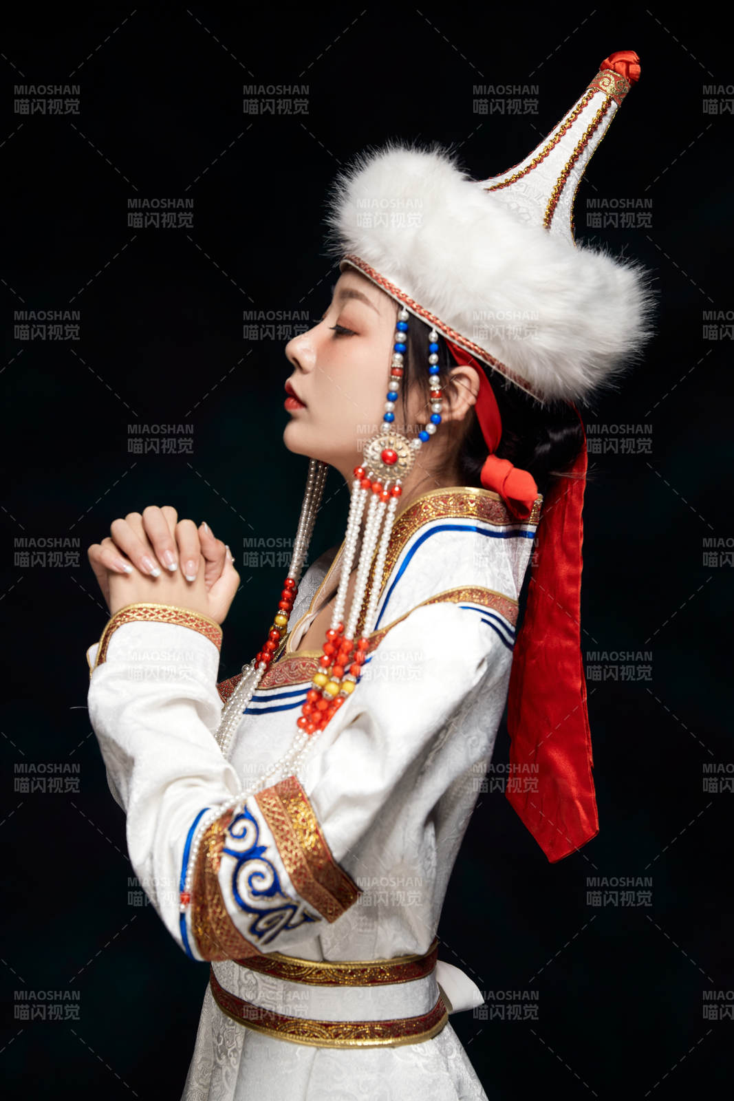 穿着蒙古族服饰的亚洲青年女性图片