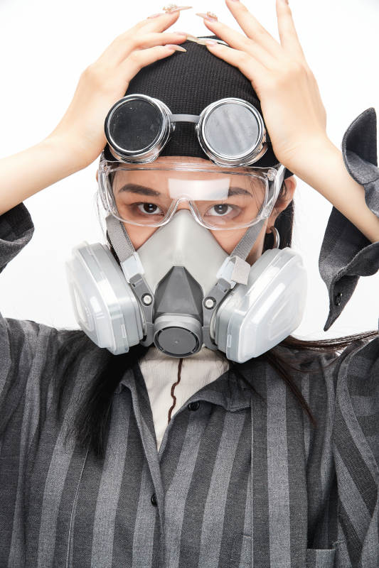 手持电子游戏操控器的亚洲少女图片