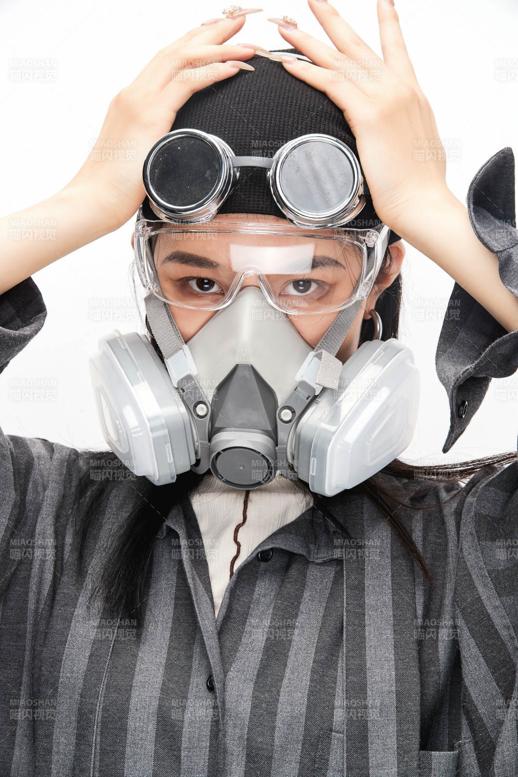 手持电子游戏操控器的亚洲少女图片