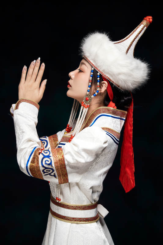 穿着蒙古族服饰的亚洲青年女性图片