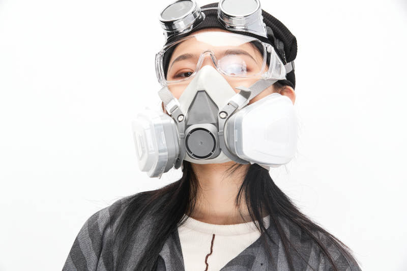 手持电子游戏操控器的亚洲少女图片