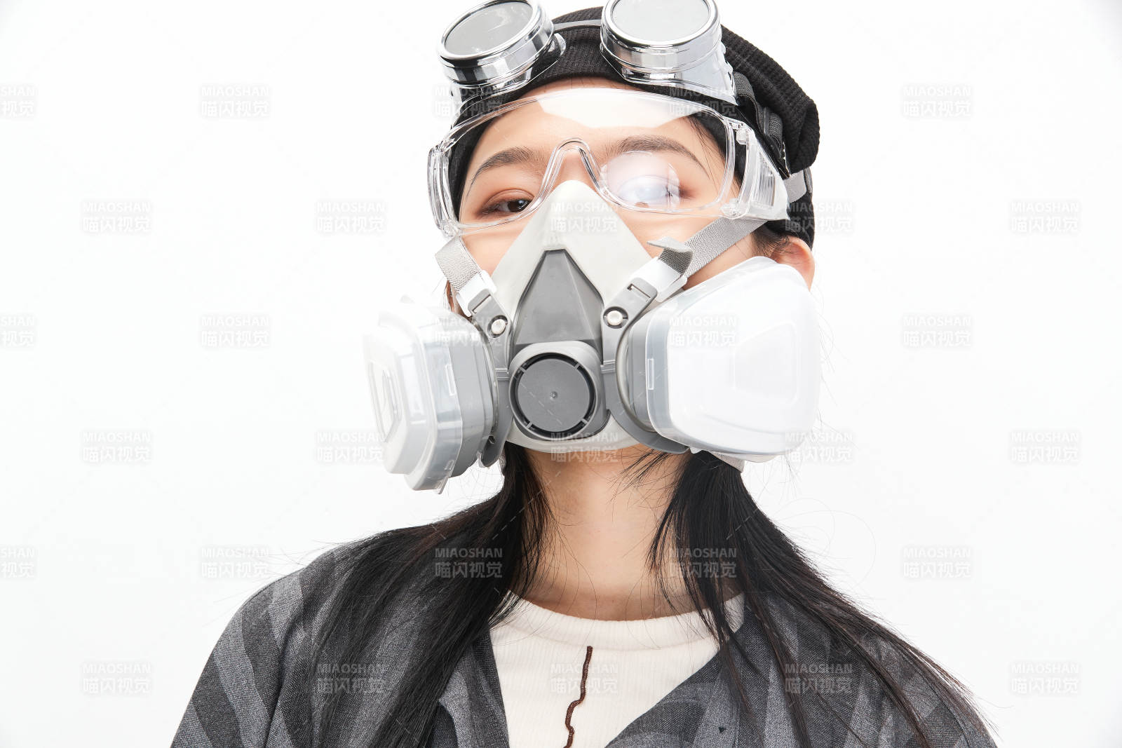 手持电子游戏操控器的亚洲少女图片