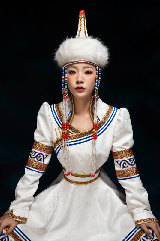穿着蒙古族服饰的亚洲青年女性图片