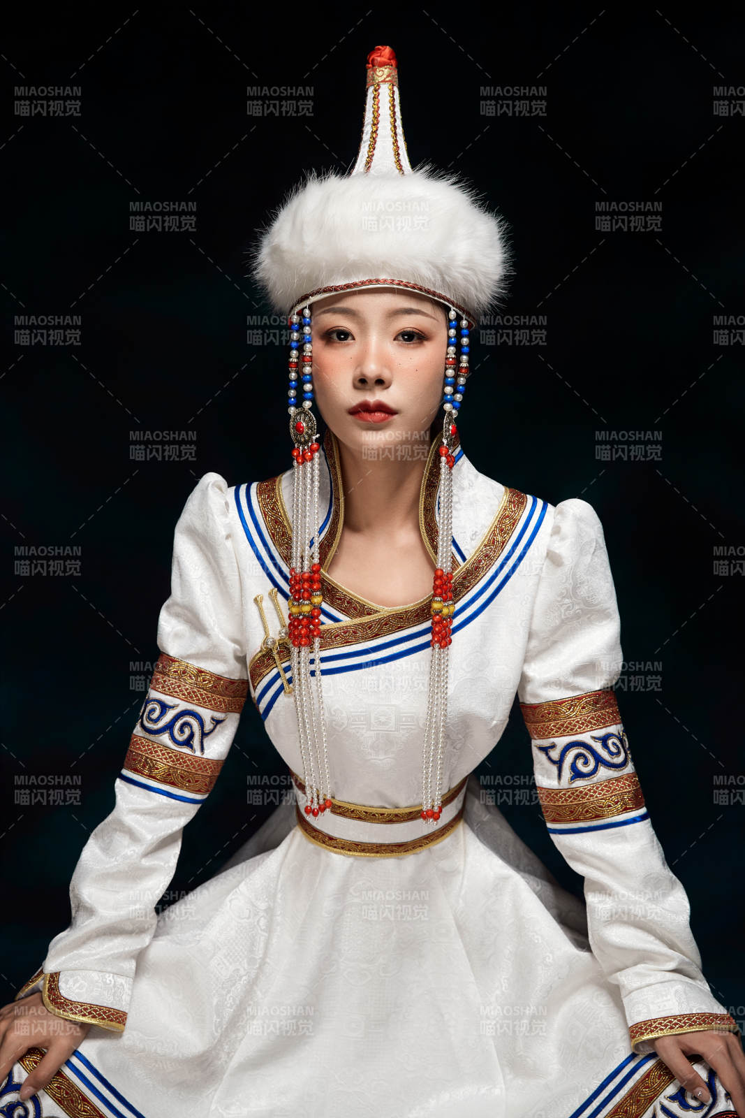 穿着蒙古族服饰的亚洲青年女性图片