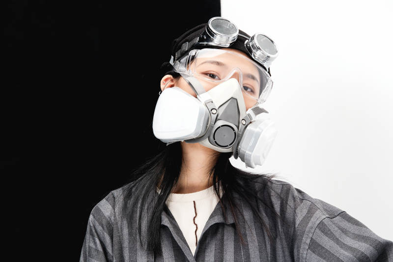 手持电子游戏操控器的亚洲少女图片