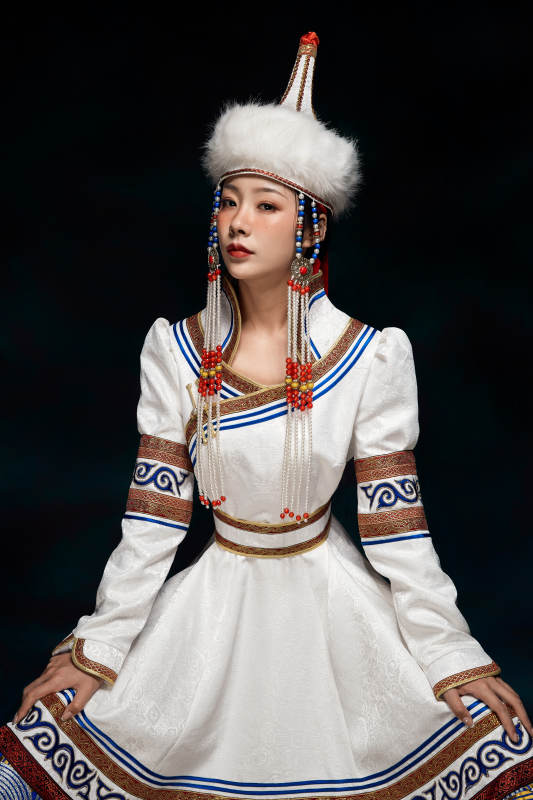 穿着蒙古族服饰的亚洲青年女性图片