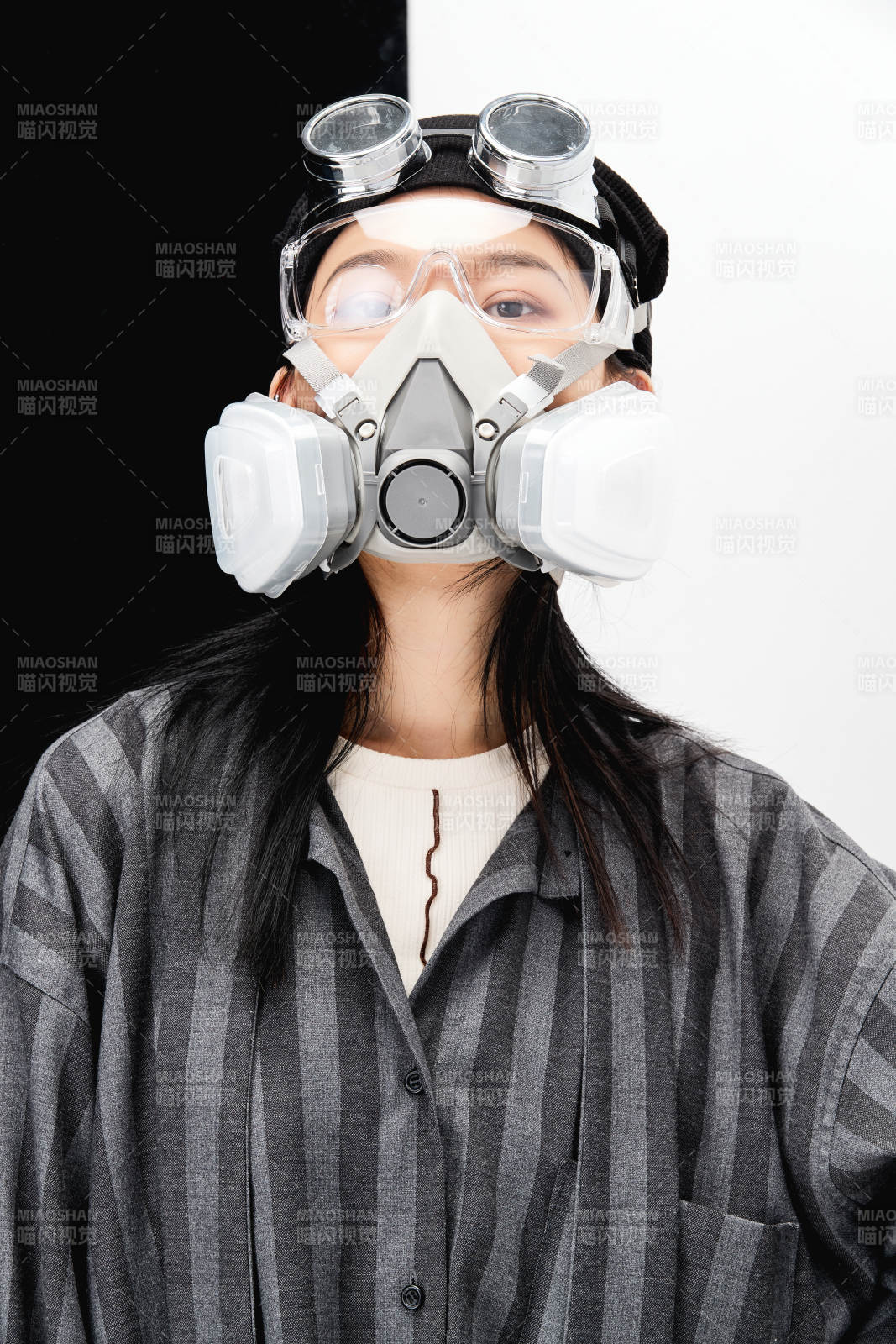 手持电子游戏操控器的亚洲少女图片