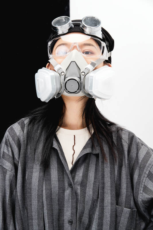 手持电子游戏操控器的亚洲少女图片