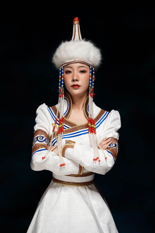 穿着蒙古族服饰的亚洲青年女性图片