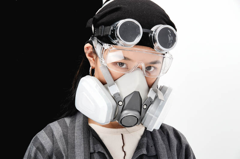 手持电子游戏操控器的亚洲少女图片