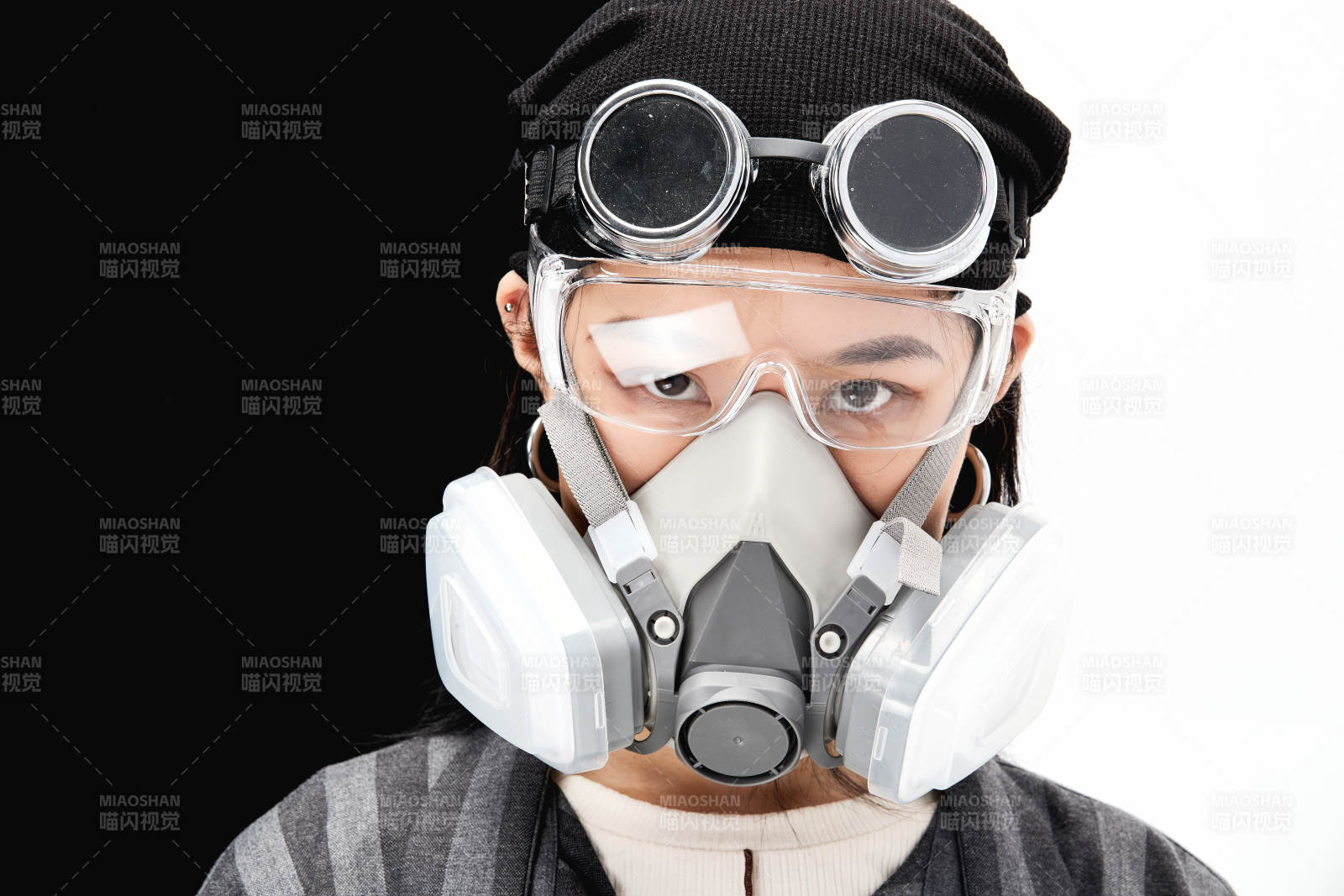 手持电子游戏操控器的亚洲少女图片