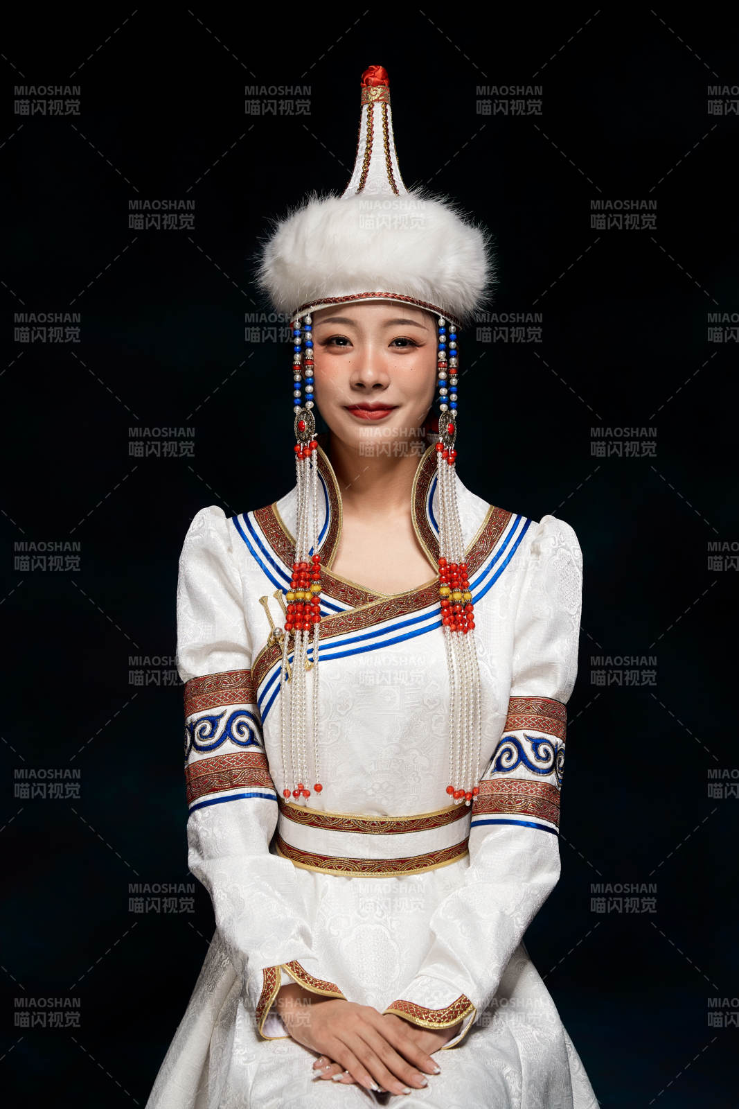 穿着蒙古族服饰的亚洲青年女性图片