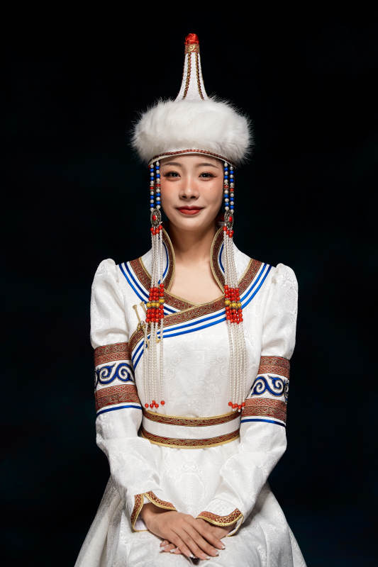 穿着蒙古族服饰的亚洲青年女性图片