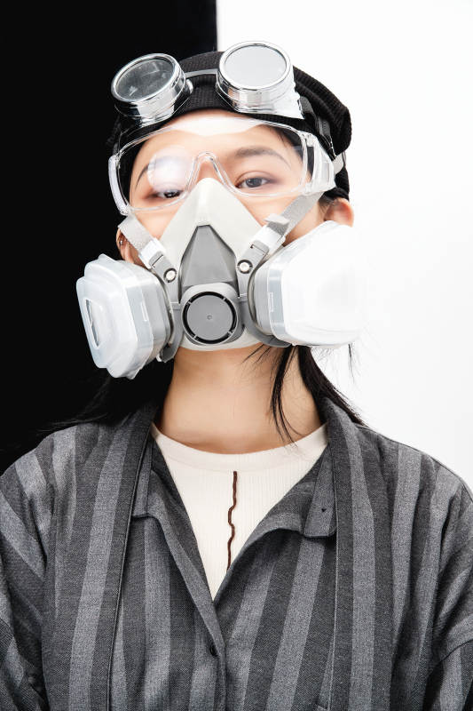 手持电子游戏操控器的亚洲少女图片