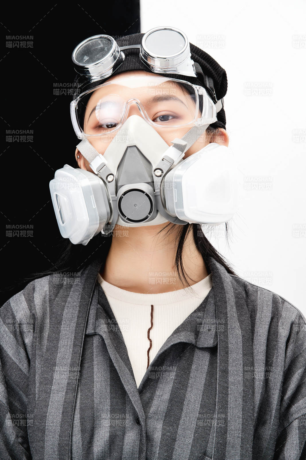 手持电子游戏操控器的亚洲少女图片