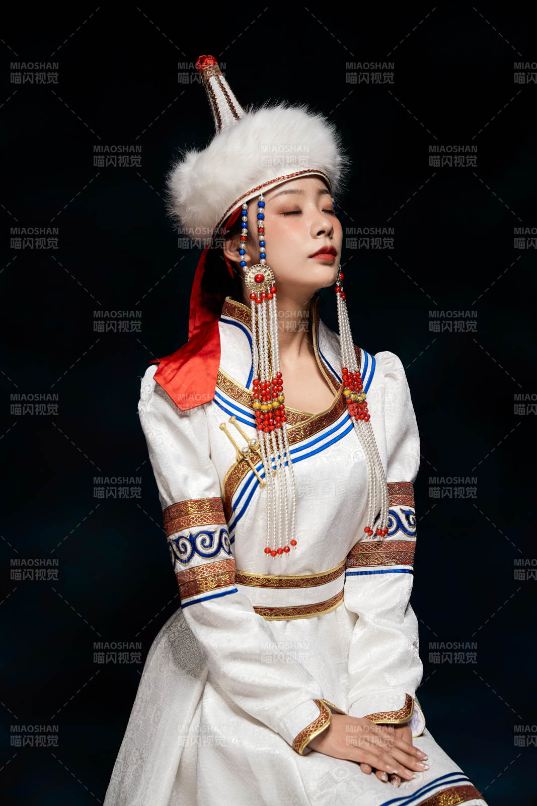 穿着蒙古族服饰的亚洲青年女性图片